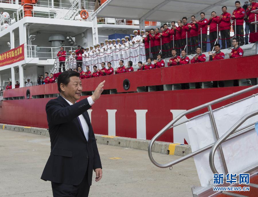 11月18日,正在澳大利亞塔斯馬尼亞州首府霍巴特訪問的中國國家主席習近平在澳大利亞總理阿博特陪同下參觀南極科考項目并慰問兩國科考人員。這是習近平在霍巴特港看望正在這里補給的“雪龍”號全體科考人員。新華社記者李學仁攝 11月18日,正在澳大利亞塔斯馬尼亞州首府霍巴特訪問的中國國家主席習近平在澳大利亞總理阿博特陪同下參觀南極科考項目并慰問兩國科考人員。這是習近平在霍巴特港看望正在這里補給的“雪龍”號全體科考人員。新華社記者李學仁攝