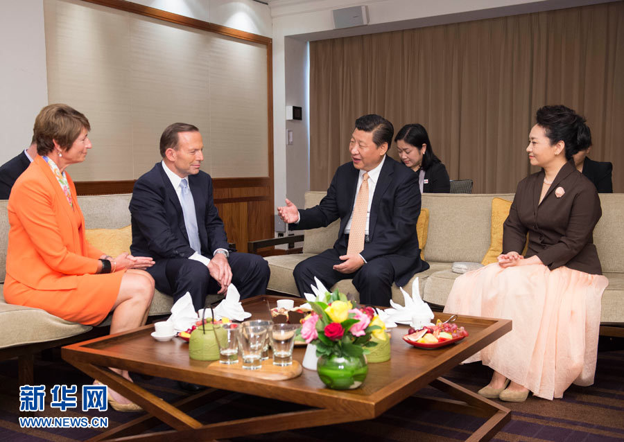 11月19日，國家主席習近平結束對澳大利亞的國事訪問。離開悉尼前，澳大利亞總理阿博特夫婦專門到習近平下榻飯店同習近平和夫人彭麗媛親切話別。新華社記者 黃敬文 攝