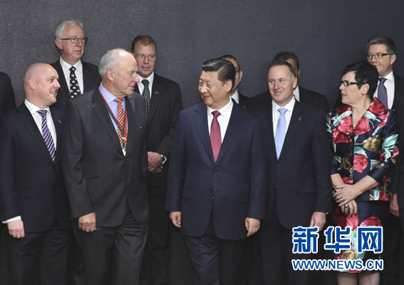 11月21日,中國(guó)國(guó)家主席習(xí)近平在奧克蘭和新西蘭總理約翰·基共同出席中國(guó)-新西蘭市長(zhǎng)論壇啟動(dòng)儀式,并在啟動(dòng)儀式后會(huì)見(jiàn)“新中關(guān)系促進(jìn)委員會(huì)”主要成員。新華社記者馬占成攝 11月21日,中國(guó)國(guó)家主席習(xí)近平在奧克蘭和新西蘭總理約翰·基共同出席中國(guó)-新西蘭市長(zhǎng)論壇啟動(dòng)儀式,并在啟動(dòng)儀式后會(huì)見(jiàn)“新中關(guān)系促進(jìn)委員會(huì)”主要成員。新華社記者馬占成攝