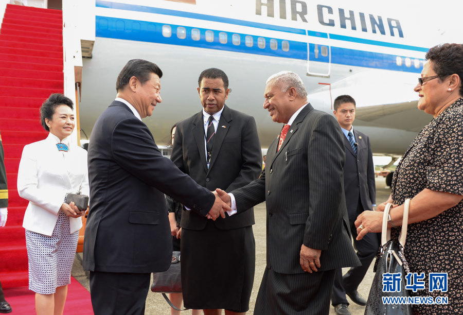 11月21日，國家主席習近平抵達楠迪，開始對斐濟進行國事訪問并將同太平洋建交島國領導人舉行會晤。斐濟總理姆拜尼馬拉馬夫婦在舷梯旁迎接習近平和夫人彭麗媛。新華社記者李學仁攝 