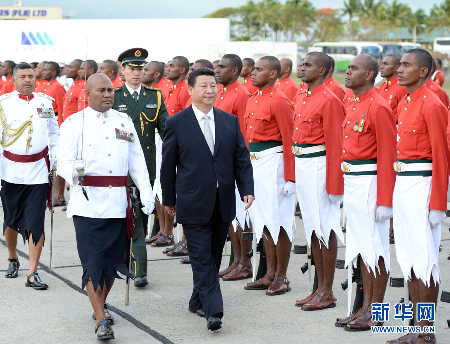 11月21日，國家主席習近平抵達楠迪，開始對斐濟進行國事訪問并將同太平洋建交島國領導人舉行會晤。這是習近平主席在機場出席斐濟總理姆拜尼馬拉馬舉行的隆重歡迎儀式。 新華社記者馬占成攝 
