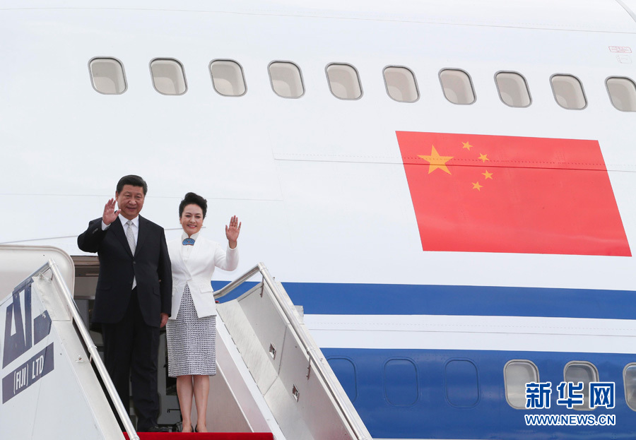 11月21日，國家主席習近平抵達楠迪，開始對斐濟進行國事訪問并將同太平洋建交島國領導人舉行會晤。 這是習近平和夫人彭麗媛步出機艙。新華社記者丁林攝 