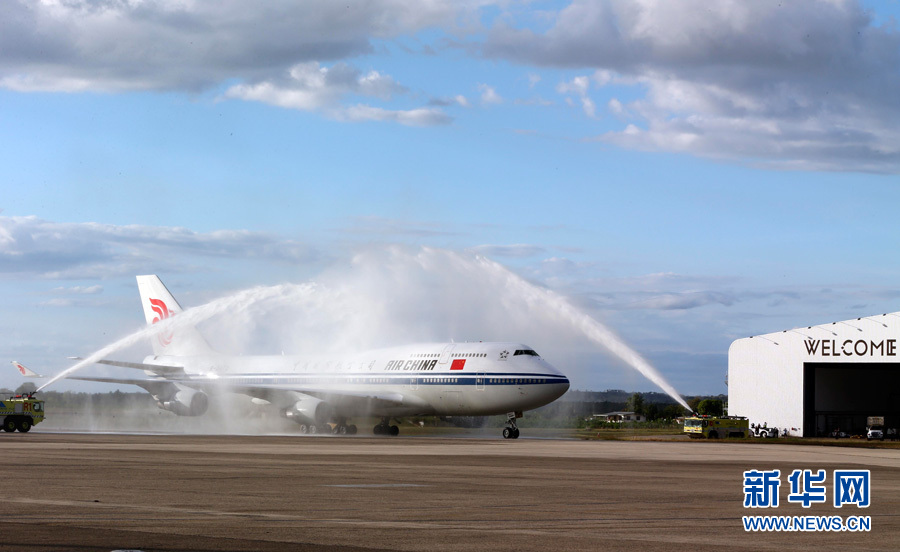  11月21日，國家主席習近平抵達楠迪，開始對斐濟進行國事訪問并將同太平洋建交島國領導人舉行會晤。圖為習近平乘坐的專機在楠迪國際機場跑道上滑行穿過“水門”，這是當地給予最尊貴客人的禮遇，表達為客人“洗塵”。 新華社記者丁林攝 