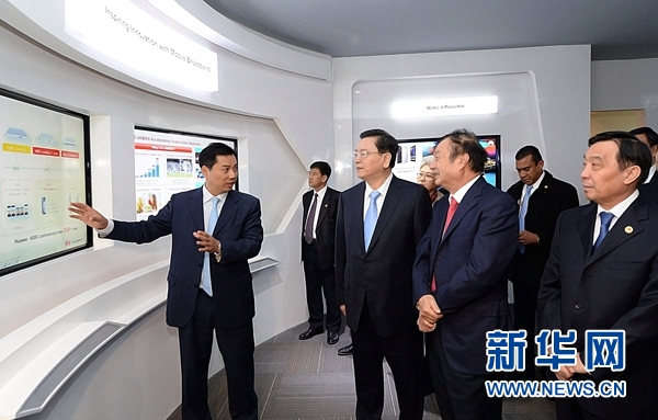 11月26日，正在墨西哥進行正式友好訪問的全國人大常委會委員長張德江在墨西哥城視察華為公司拉美北地區(qū)部。 新華社記者劉建生攝