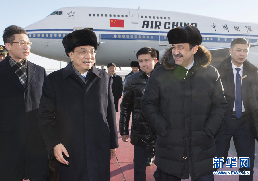  12月14日，應(yīng)哈薩克斯坦共和國(guó)總理馬西莫夫邀請(qǐng)，國(guó)務(wù)院總理李克強(qiáng)乘專機(jī)抵達(dá)阿斯塔納國(guó)際機(jī)場(chǎng)，開始對(duì)哈薩克斯坦進(jìn)行正式訪問，舉行中哈總理第二次定期會(huì)晤，并出席上海合作組織成員國(guó)政府首腦理事會(huì)第十三次會(huì)議。這是馬西莫夫到機(jī)場(chǎng)迎接李克強(qiáng)。新華社記者 黃敬文 攝 