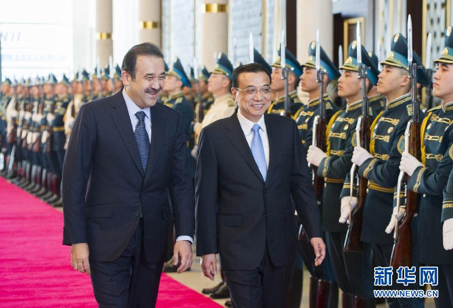 12月14日，應(yīng)哈薩克斯坦共和國(guó)總理馬西莫夫邀請(qǐng)，國(guó)務(wù)院總理李克強(qiáng)乘專機(jī)抵達(dá)阿斯塔納國(guó)際機(jī)場(chǎng)，開始對(duì)哈薩克斯坦進(jìn)行正式訪問，舉行中哈總理第二次定期會(huì)晤，并出席上海合作組織成員國(guó)政府首腦理事會(huì)第十三次會(huì)議。馬西莫夫到機(jī)場(chǎng)迎接李克強(qiáng)，并舉行隆重的歡迎儀式。新華社記者 黃敬文 攝