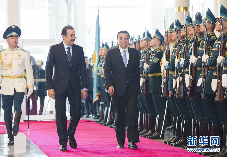 12月14日，應(yīng)哈薩克斯坦共和國(guó)總理馬西莫夫邀請(qǐng)，國(guó)務(wù)院總理李克強(qiáng)乘專機(jī)抵達(dá)阿斯塔納國(guó)際機(jī)場(chǎng)，開始對(duì)哈薩克斯坦進(jìn)行正式訪問，舉行中哈總理第二次定期會(huì)晤，并出席上海合作組織成員國(guó)政府首腦理事會(huì)第十三次會(huì)議。馬西莫夫到機(jī)場(chǎng)迎接李克強(qiáng)，并舉行隆重的歡迎儀式。新華社記者 黃敬文 攝