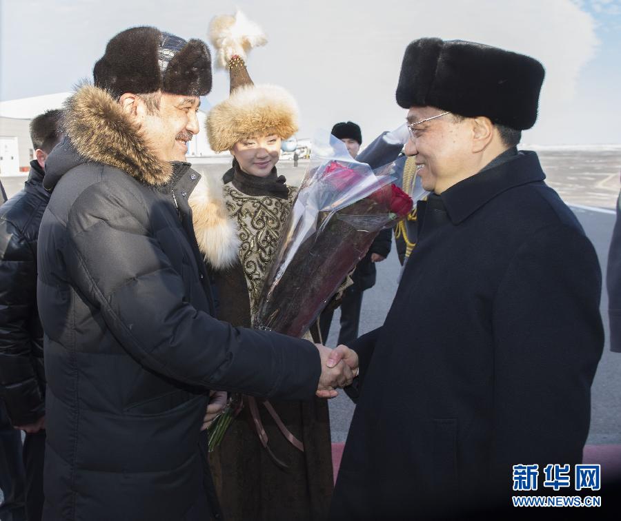 12月14日，應(yīng)哈薩克斯坦共和國(guó)總理馬西莫夫邀請(qǐng)，國(guó)務(wù)院總理李克強(qiáng)乘專機(jī)抵達(dá)阿斯塔納國(guó)際機(jī)場(chǎng)，開始對(duì)哈薩克斯坦進(jìn)行正式訪問，舉行中哈總理第二次定期會(huì)晤，并出席上海合作組織成員國(guó)政府首腦理事會(huì)第十三次會(huì)議。這是馬西莫夫到機(jī)場(chǎng)迎接李克強(qiáng)。新華社記者 黃敬文 攝