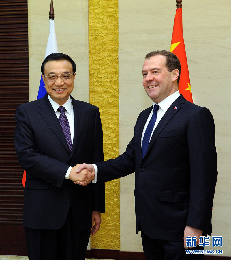 12月15日,中國國務院總理李克強在阿斯塔納會見俄羅斯總理梅德韋杰夫。 新華社記者 饒愛民 攝 12月15日,中國國務院總理李克強在阿斯塔納會見俄羅斯總理梅德韋杰夫。 新華社記者 饒愛民 攝