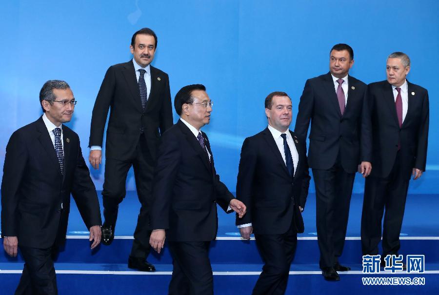 12月15日，中國國務院總理李克強在阿斯塔納出席上海合作組織成員國政府首腦理事會第十三次會議。這是與會領導人集體合影后走向會場。新華社記者 龐興雷 攝 