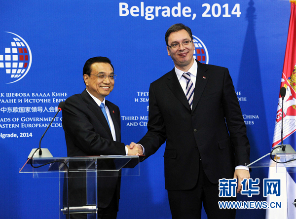 12月16日，國務院總理李克強在貝爾格萊德出席第三次中國-中東歐國家領導人會晤后，與塞爾維亞總理武契奇共同會見記者。 新華社記者饒愛民 攝