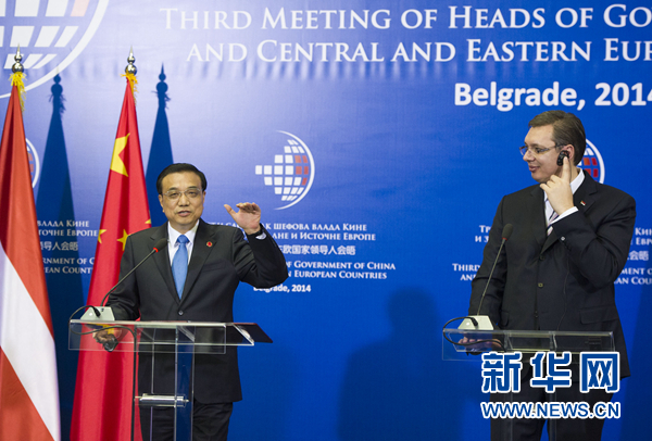 12月16日，國務院總理李克強在貝爾格萊德出席第三次中國-中東歐國家領導人會晤后，與塞爾維亞總理武契奇共同會見記者。 新華社記者黃敬文 攝