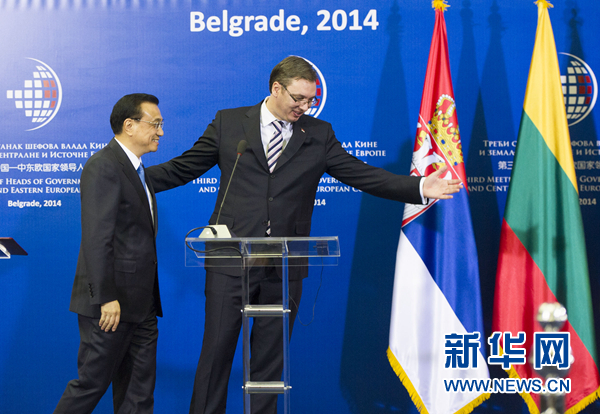 12月16日，國務院總理李克強在貝爾格萊德出席第三次中國-中東歐國家領導人會晤后，與塞爾維亞總理武契奇共同會見記者。 新華社記者黃敬文 攝