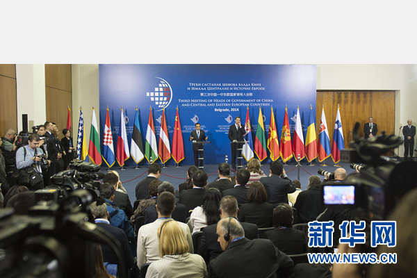 12月16日，國務院總理李克強在貝爾格萊德出席第三次中國-中東歐國家領導人會晤后，與塞爾維亞總理武契奇共同會見記者。 新華社記者黃敬文 攝