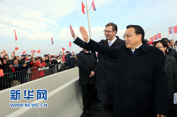 12月18日，中國國務(wù)院總理李克強(qiáng)在貝爾格萊德同塞爾維亞總理武契奇共同出席貝爾格萊德跨多瑙河大橋竣工儀式。這是李克強(qiáng)與武契奇在儀式現(xiàn)場向塞爾維亞群眾揮手致意。新華社記者 饒愛民 攝