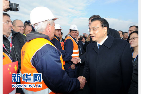 12月18日，中國國務(wù)院總理李克強(qiáng)在貝爾格萊德同塞爾維亞總理武契奇共同出席貝爾格萊德跨多瑙河大橋竣工儀式。這是李克強(qiáng)同大橋建設(shè)者親切交流。新華社記者 饒愛民 攝