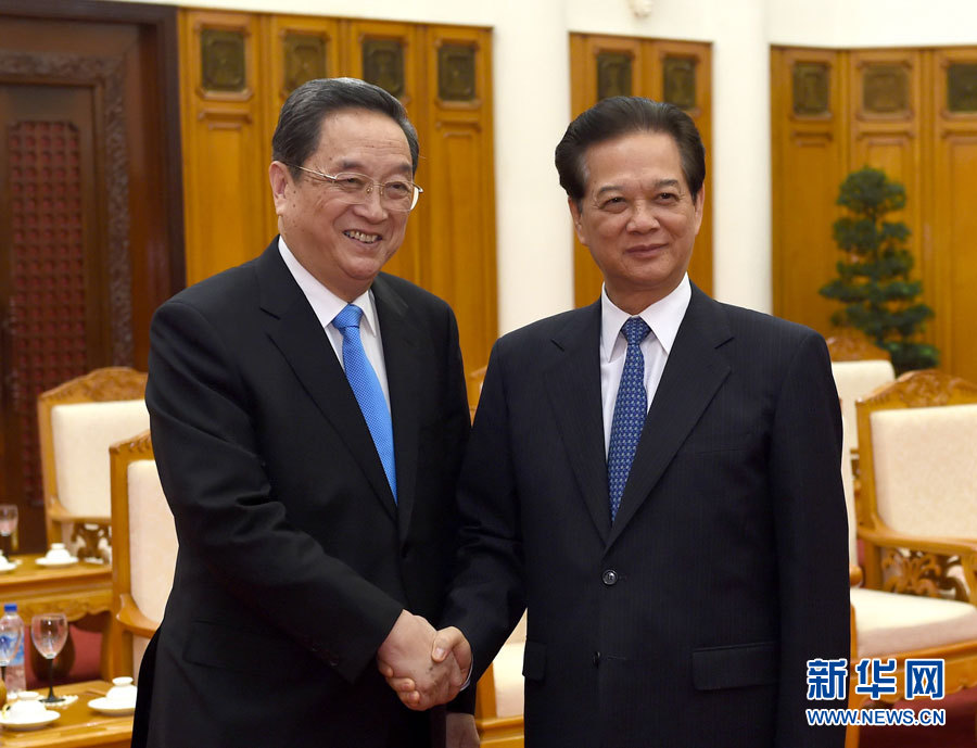 12月25日至27日,中共中央政治局常委、全國政協(xié)主席俞正聲對越南進行正式訪問。這是12月26日,俞正聲在河內會見越南政府總理阮晉勇。 新華社記者馬占成攝 12月25日至27日,中共中央政治局常委、全國政協(xié)主席俞正聲對越南進行正式訪問。這是12月26日,俞正聲在河內會見越南政府總理阮晉勇。 新華社記者馬占成攝