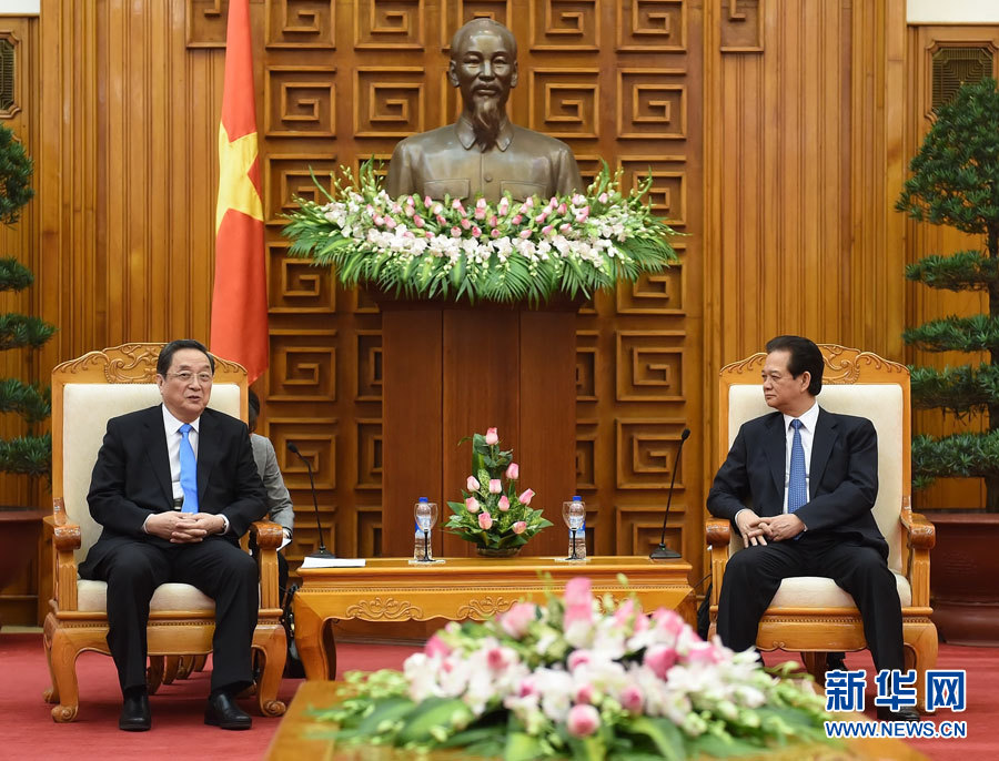 12月25日至27日,中共中央政治局常委、全國政協(xié)主席俞正聲對越南進行正式訪問。這是12月26日,俞正聲在河內會見越南政府總理阮晉勇。 新華社記者劉建生攝 12月25日至27日,中共中央政治局常委、全國政協(xié)主席俞正聲對越南進行正式訪問。這是12月26日,俞正聲在河內會見越南政府總理阮晉勇。 新華社記者劉建生攝