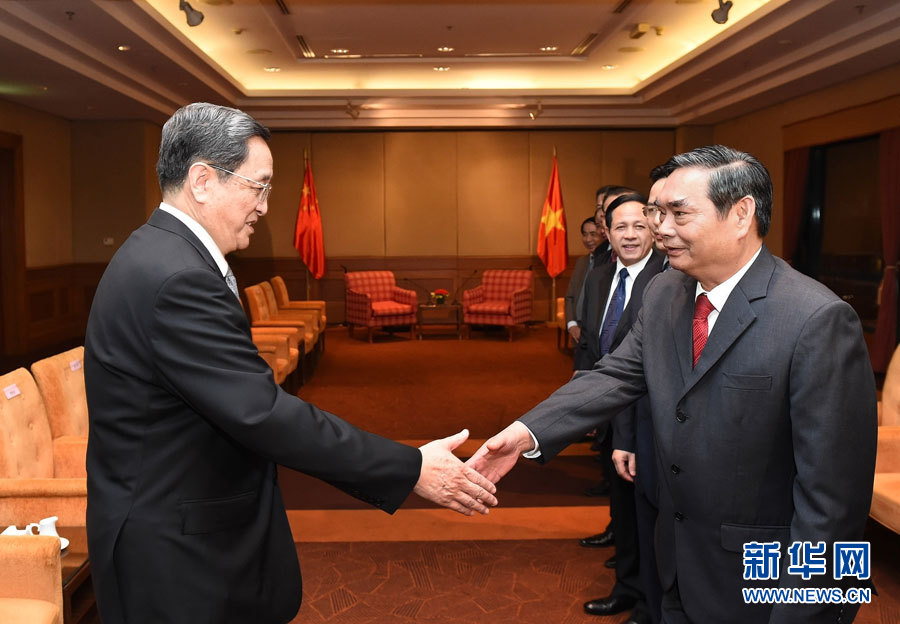 12月25日至27日,中共中央政治局常委、全國政協(xié)主席俞正聲對越南進行正式訪問。這是12月25日,俞正聲在河內會見越共中央書記處常務書記黎鴻英。 新華社記者劉建生攝 12月25日至27日,中共中央政治局常委、全國政協(xié)主席俞正聲對越南進行正式訪問。這是12月25日,俞正聲在河內會見越共中央書記處常務書記黎鴻英。 新華社記者劉建生攝