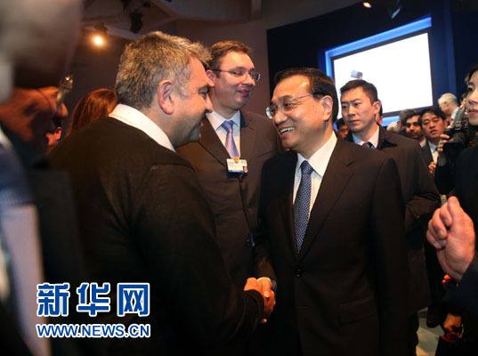 1月21日,中國國務院總理李克強在瑞士達沃斯舉行的世界經濟論壇全會發(fā)表特別致辭并回答提問。這是李克強在致辭后同與會嘉賓親切交談。新華社記者 劉衛(wèi)兵 攝 1月21日,中國國務院總理李克強在瑞士達沃斯舉行的世界經濟論壇全會發(fā)表特別致辭并回答提問。這是李克強在致辭后同與會嘉賓親切交談。新華社記者 劉衛(wèi)兵 攝