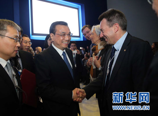 1月21日,中國國務院總理李克強在瑞士達沃斯舉行的世界經濟論壇全會發(fā)表特別致辭并回答提問。這是李克強在致辭前同與會嘉賓親切交談。新華社記者 劉衛(wèi)兵 攝 1月21日,中國國務院總理李克強在瑞士達沃斯舉行的世界經濟論壇全會發(fā)表特別致辭并回答提問。這是李克強在致辭前同與會嘉賓親切交談。新華社記者 劉衛(wèi)兵 攝