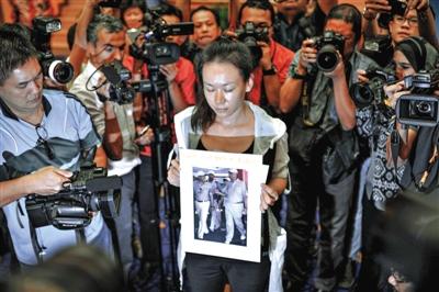 1月29日，在得知即將召開有關(guān)MH370的發(fā)布會后，一些乘客家屬成員到場。