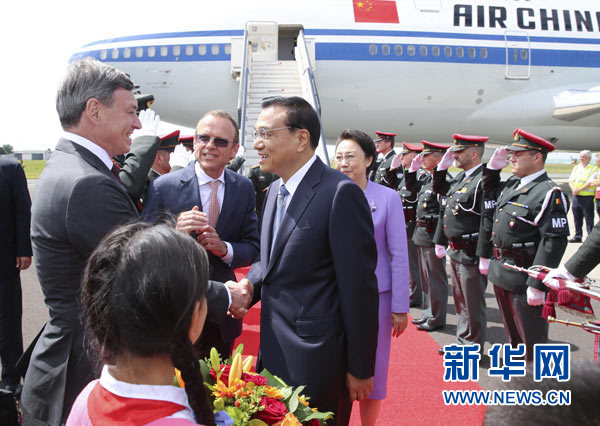 當地時間6月28日下午,經中歐雙方商定,國務院總理李克強乘專機抵達比利時首都布魯塞爾,出席第十七次中國歐盟領導人會晤。李克強總理夫人程虹同機抵達。歐盟和比利時政府高級官員到阿貝拉格機場迎接。新華社記者 龐興雷 攝 當地時間6月28日下午,經中歐雙方商定,國務院總理李克強乘專機抵達比利時首都布魯塞爾,出席第十七次中國歐盟領導人會晤。李克強總理夫人程虹同機抵達。歐盟和比利時政府高級官員到阿貝拉格機場迎接。新華社記者 龐興雷 攝