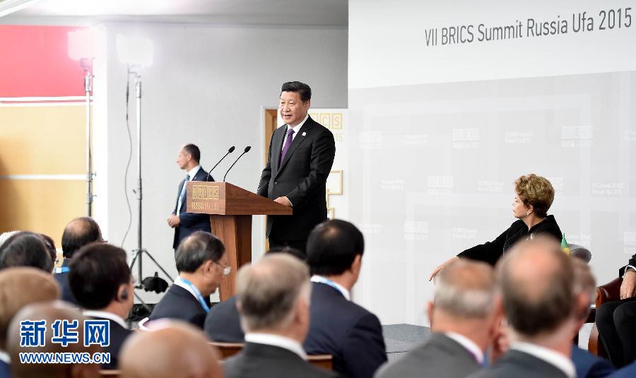 7月9日,金磚國家領導人同金磚國家工商理事會代表對話會在俄羅斯烏法舉行。中國國家主席習近平、俄羅斯總統普京、巴西總統羅塞夫、印度總理莫迪、南非總統祖馬等共同出席。新華社記者 張鐸 攝 7月9日,金磚國家領導人同金磚國家工商理事會代表對話會在俄羅斯烏法舉行。中國國家主席習近平、俄羅斯總統普京、巴西總統羅塞夫、印度總理莫迪、南非總統祖馬等共同出席。新華社記者 張鐸 攝