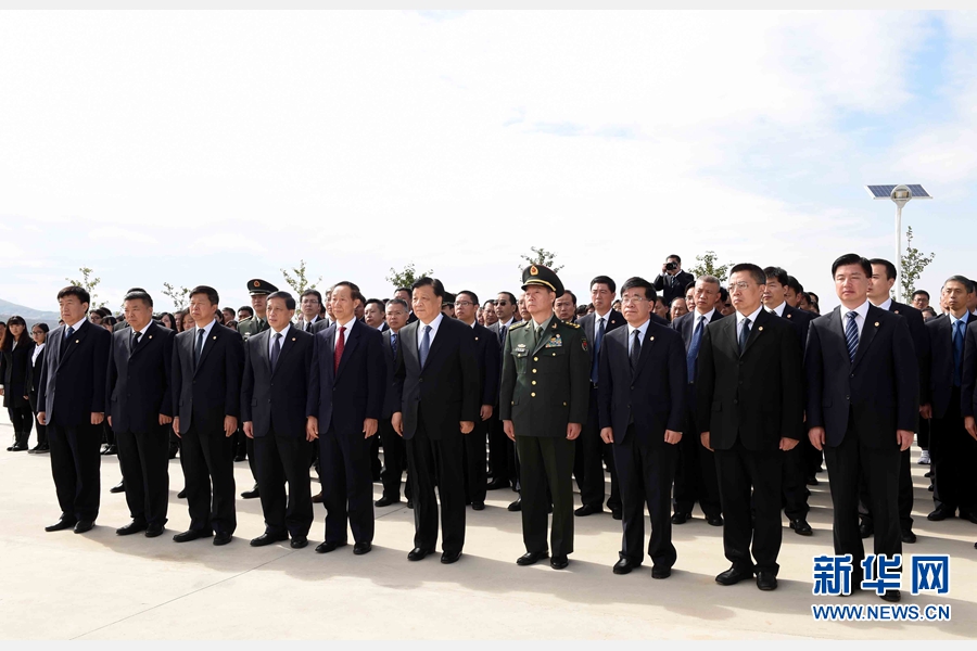 10月11日，中共中央政治局常委、中央書記處書記劉云山專程趕赴安州祭掃中國人民志愿軍烈士陵園，向中國人民志愿軍烈士敬獻花籃并默哀。 新華社記者 饒愛民 攝