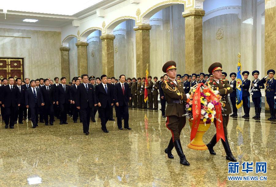 10月11日，中共中央政治局常委、中央書記處書記劉云山前往錦繡山太陽宮，向金日成主席和金正日總書記塑像敬獻花籃。 新華社記者饒愛民攝