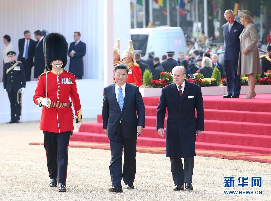 這是習近平在伊麗莎白二世女王的丈夫菲利普親王的陪同下檢閱儀仗隊。新華社記者 龐興雷 攝