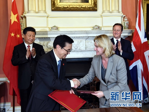 10月21日，國家主席習近平在倫敦唐寧街首相府同英國首相卡梅倫舉行會談。這是會談結束后，兩國領導人共同見證雙邊合作文件的簽署。新華社記者 饒愛民 攝 