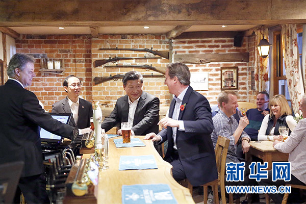 這是會(huì)晤結(jié)束后，習(xí)近平在卡梅倫陪同下乘車前往當(dāng)?shù)匦℃?zhèn)體驗(yàn)酒吧文化。新華社記者 鞠鵬 攝