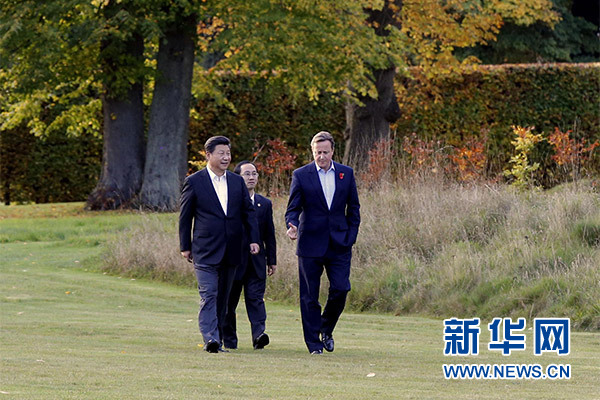 這是習(xí)近平與卡梅倫漫步草坪，邊走邊談。新華社記者 鞠鵬攝