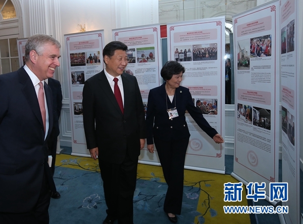 10月22日，國家主席習近平在倫敦出席全英孔子學院和孔子課堂年會開幕式。這是習近平參觀全英孔子學院和孔子課堂成果圖片展。 新華社記者 龐興雷 攝