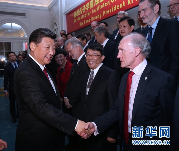 10月22日，國家主席習近平在倫敦出席全英孔子學院和孔子課堂年會開幕式。這是習近平同參加開幕式的嘉賓親切交談。 新華社記者 龐興雷 攝 