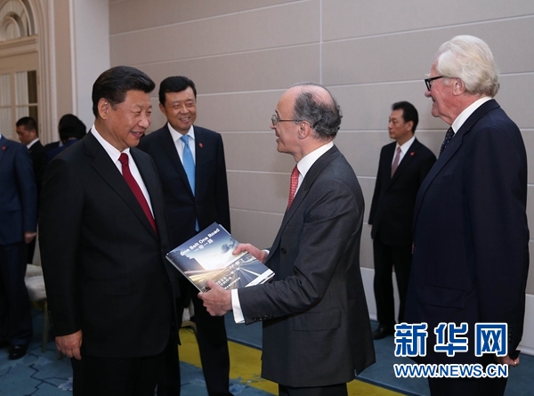 10月22日，國(guó)家主席習(xí)近平在倫敦集體會(huì)見英國(guó)前首相布朗等英國(guó)友人。新華社記者 龐興雷 攝 