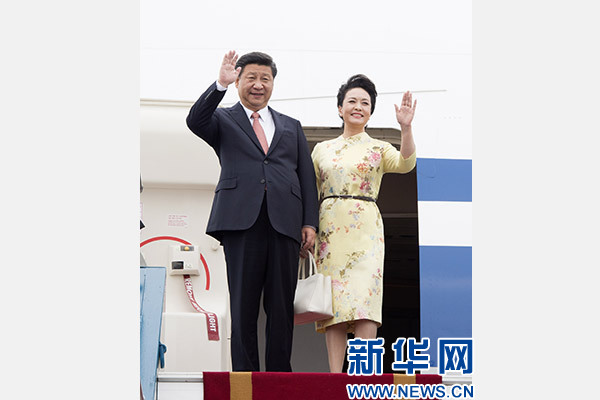 11月5日，中共中央總書記、國家主席習近平抵達越南首都河內，開始對越南進行國事訪問。這是習近平和夫人彭麗媛步出艙門向歡迎人群揮手致意。新華社記者 李學仁 攝