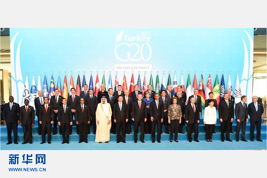 11月15日，中國國家主席習近平出席在土耳其安塔利亞舉行的二十國集團領導人第十次峰會。這是習近平主席同與會領導人合影。 新華社記者李學仁 攝 