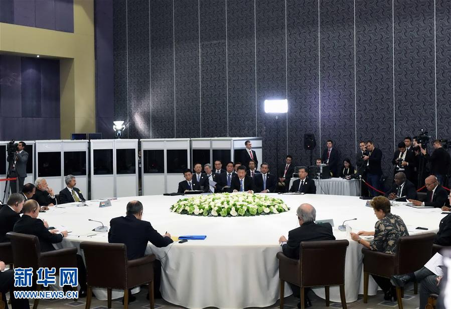  11月15日，金磚國家領導人非正式會晤在土耳其安塔利亞舉行，中國國家主席習近平、俄羅斯總統普京、印度總理莫迪、南非總統祖馬、巴西總統羅塞夫出席。習近平在會上發表題為《開拓機遇應對挑戰》的重要講話。 新華社記者 饒愛民 攝 