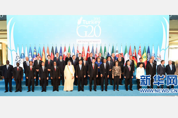 11月15日,二十國集團領(lǐng)導人第十次峰會在土耳其安塔利亞舉行。國家主席習近平出席并發(fā)表題為《創(chuàng)新增長路徑共享發(fā)展成果》的重要講話。這是習近平主席同與會領(lǐng)導人合影。 新華社記者 李學仁 攝 11月15日,二十國集團領(lǐng)導人第十次峰會在土耳其安塔利亞舉行。國家主席習近平出席并發(fā)表題為《創(chuàng)新增長路徑共享發(fā)展成果》的重要講話。這是習近平主席同與會領(lǐng)導人合影。 新華社記者 李學仁 攝