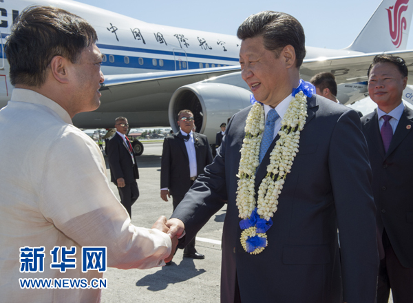 11月17日，國家主席習近平抵達菲律賓首都馬尼拉尼諾·阿基諾國際機場，出席即將舉行的亞太經合組織第二十三次領導人非正式會議。菲律賓高級官員到機場迎接習近平主席。新華社記者李學仁攝