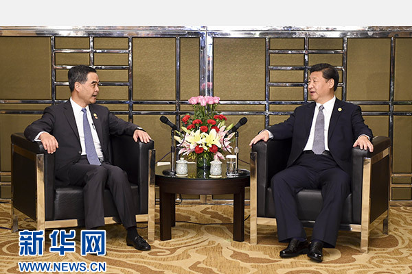 11月18日，國家主席習近平在菲律賓馬尼拉會見前來出席亞太經(jīng)合組織第二十三次領(lǐng)導人非正式會議的香港特別行政區(qū)行政長官梁振英。新華社記者謝環(huán)馳攝