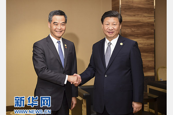11月18日，國家主席習近平在菲律賓馬尼拉會見前來出席亞太經(jīng)合組織第二十三次領(lǐng)導人非正式會議的香港特別行政區(qū)行政長官梁振英。新華社記者謝環(huán)馳攝