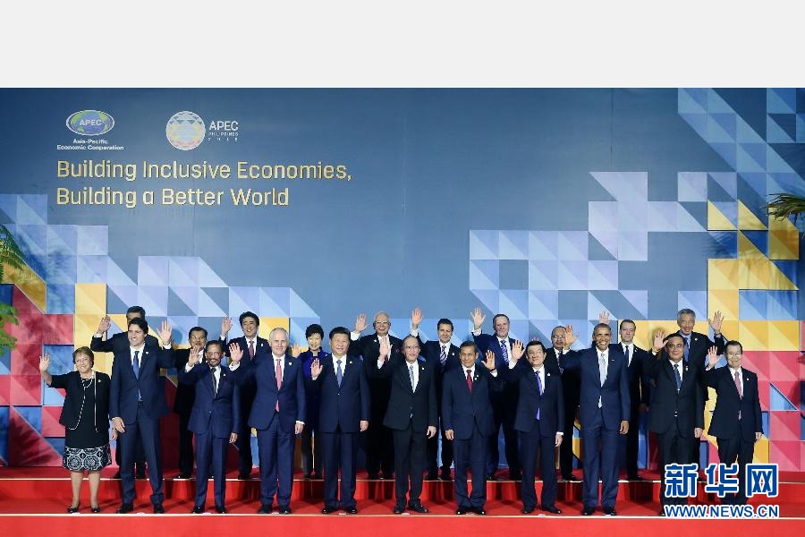 這是會議開始前，國家主席習近平同其他亞太經合組織成員經濟體領導人、代表合影。 新華社記者 姚大偉 攝