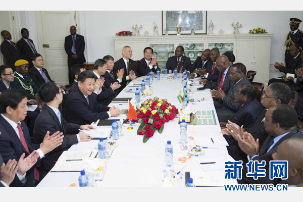 12月1日，國家主席習近平在哈拉雷同津巴布韋總統穆加貝舉行會談。 新華社記者 黃敬文 攝 