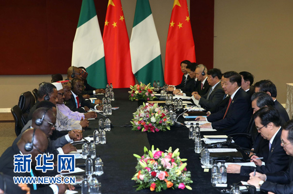 12月4日,國家主席習(xí)近平在約翰內(nèi)斯堡會見尼日利亞總統(tǒng)布哈里。 新華社記者 龐興雷 攝 12月4日,國家主席習(xí)近平在約翰內(nèi)斯堡會見尼日利亞總統(tǒng)布哈里。 新華社記者 龐興雷 攝