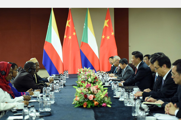 12月4日，國家主席習近平在約翰內斯堡會見科摩羅總統伊基利盧。 新華社記者 張鐸 攝 

