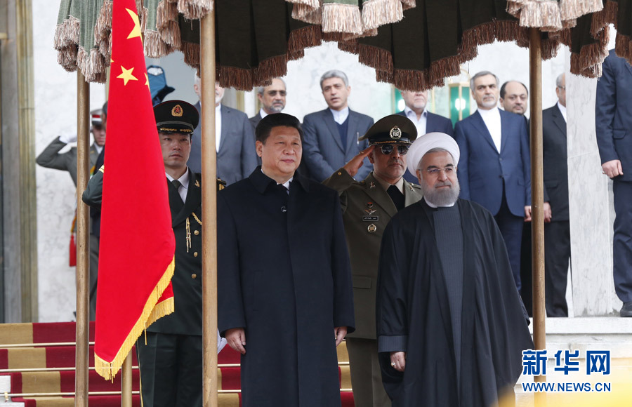 1月23日,國(guó)家主席習(xí)近平同伊朗總統(tǒng)魯哈尼在德黑蘭薩德阿巴德王宮舉行會(huì)談。這是會(huì)談前,習(xí)近平主席出席魯哈尼總統(tǒng)舉行的隆重歡迎儀式。新華社記者 鞠鵬 攝 1月23日,國(guó)家主席習(xí)近平同伊朗總統(tǒng)魯哈尼在德黑蘭薩德阿巴德王宮舉行會(huì)談。這是會(huì)談前,習(xí)近平主席出席魯哈尼總統(tǒng)舉行的隆重歡迎儀式。新華社記者 鞠鵬 攝