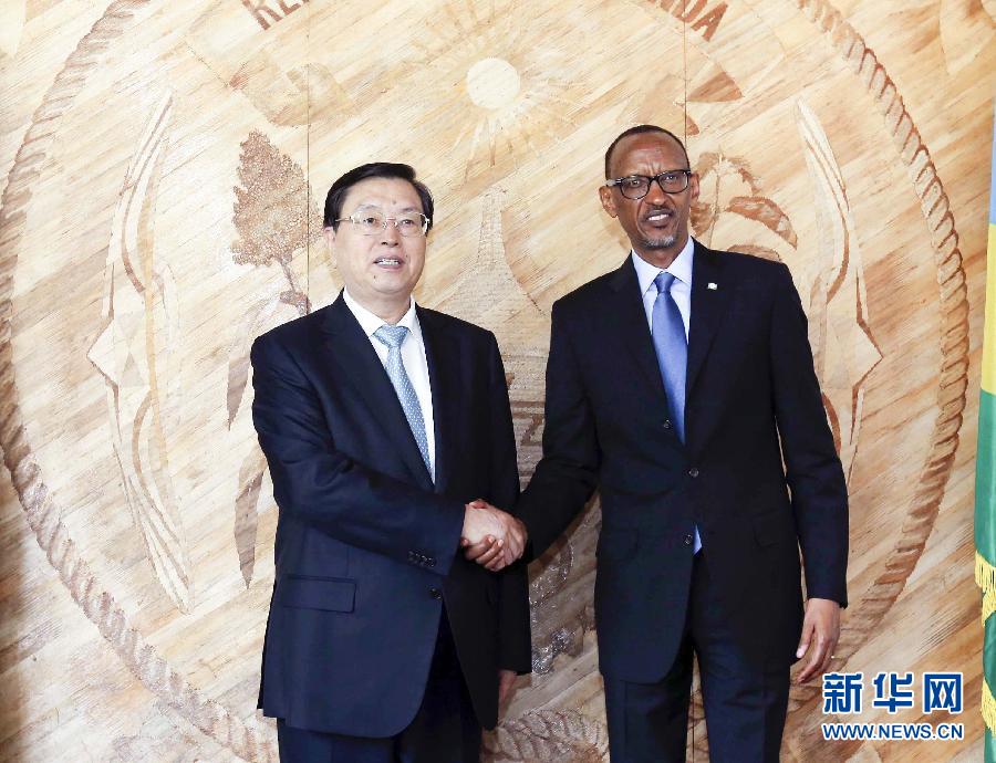 3月22日至23日,全國(guó)人大常委會(huì)委員長(zhǎng)張德江對(duì)盧旺達(dá)進(jìn)行正式友好訪問。這是3月23日,張德江在盧旺達(dá)首都基加利會(huì)見盧旺達(dá)總統(tǒng)卡加梅。新華社記者 丁林 攝 3月22日至23日,全國(guó)人大常委會(huì)委員長(zhǎng)張德江對(duì)盧旺達(dá)進(jìn)行正式友好訪問。這是3月23日,張德江在盧旺達(dá)首都基加利會(huì)見盧旺達(dá)總統(tǒng)卡加梅。新華社記者 丁林 攝